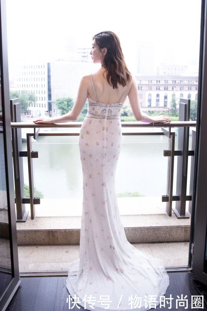 江疏影穿吊带裙玩性感，水桶腰实力抢镜，网友：不信她只有96斤！