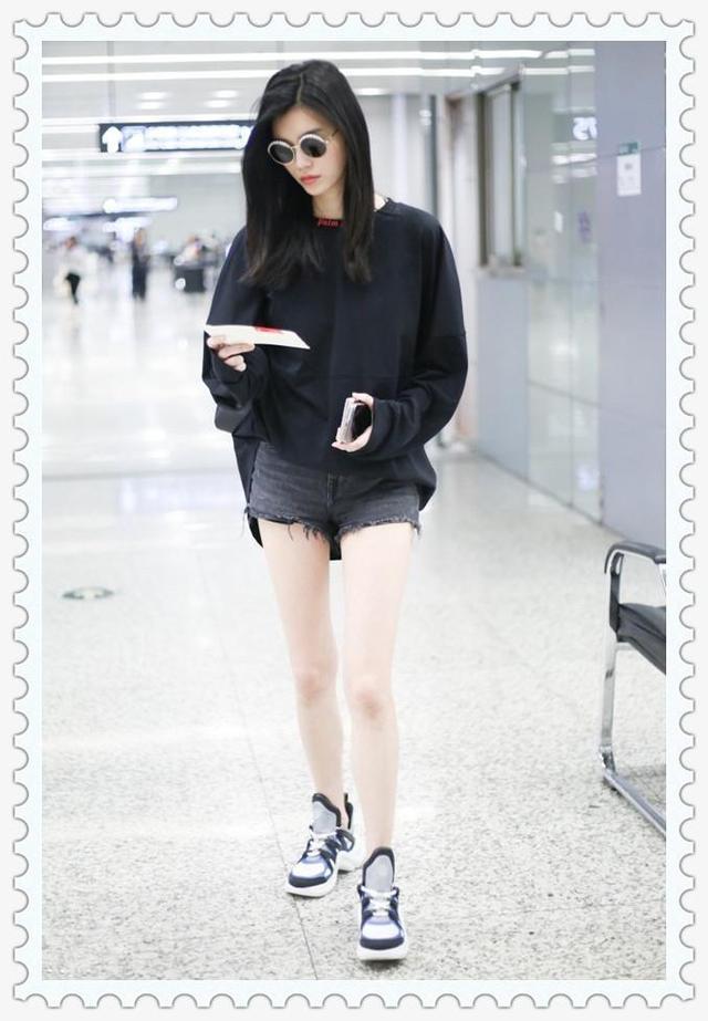 奚梦瑶吊带衫穿成小肚兜,网友:就不怕这肩带会断了?