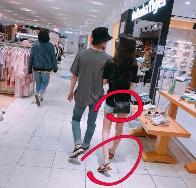 一天曝光两对恋情!公司否认当事人却承认!另一对谈一天就分手?