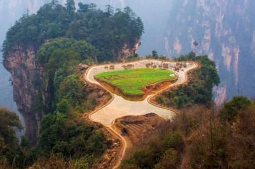 张家界的峭壁悬崖上，藏有一块空中田园，现成知名旅游景点