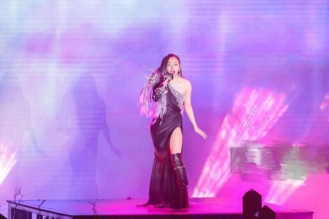 张靓颖花时间打扮，穿十几岁姑娘短裙，看着是年轻了，可腿好粗！