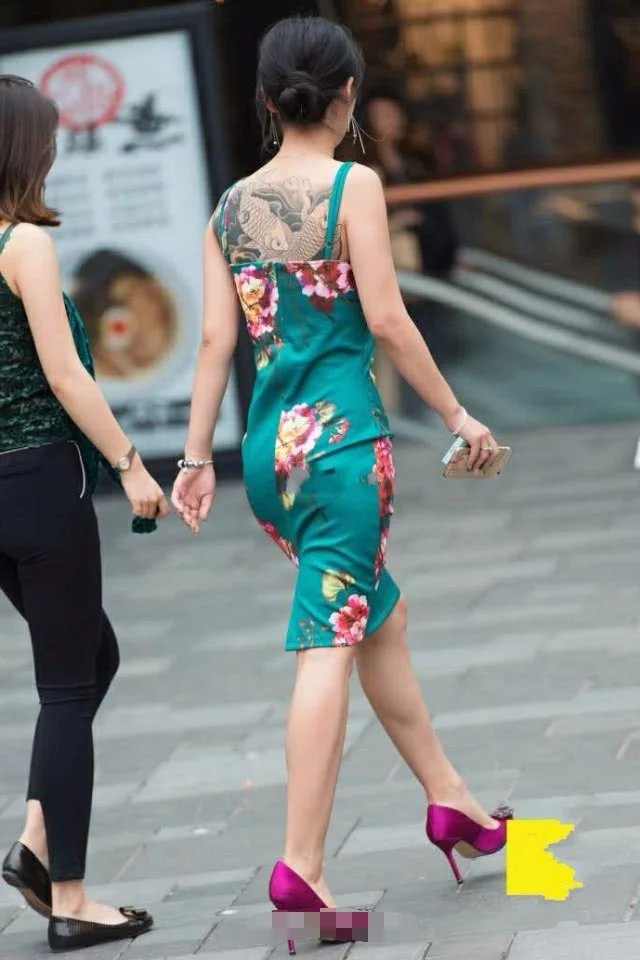 小姐姐穿中国风的吊带连衣裙，性感身材很吸睛，网友：这纹身霸气