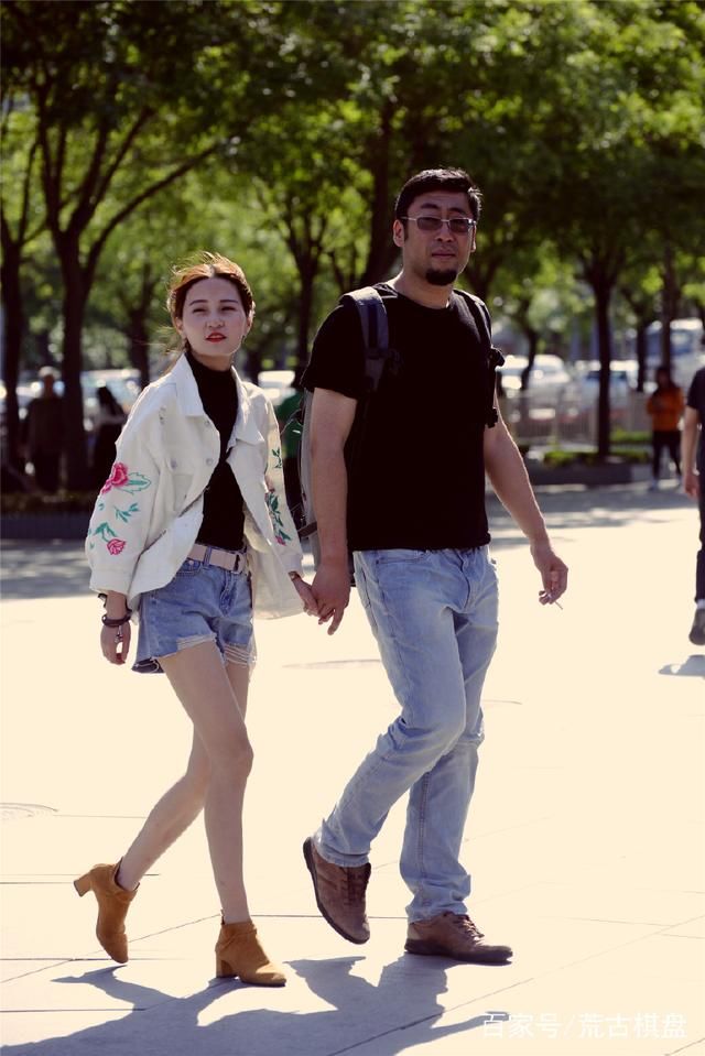 牛仔短裤和短裙，性感不失活力的代表