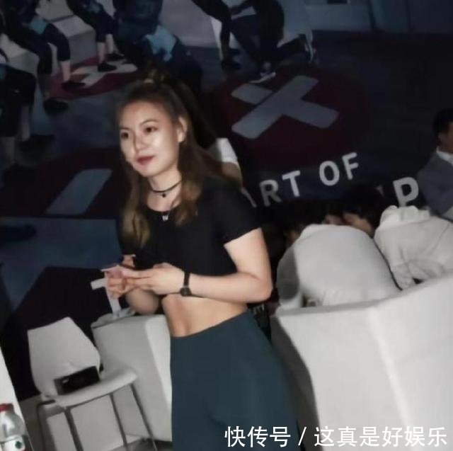 打底裤就是这么简单的展示小姐姐的美，远看很美，近看更美