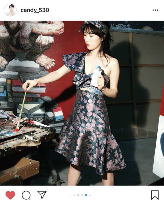 李念解锁ins曝美图 中西斜肩礼服更显知性美