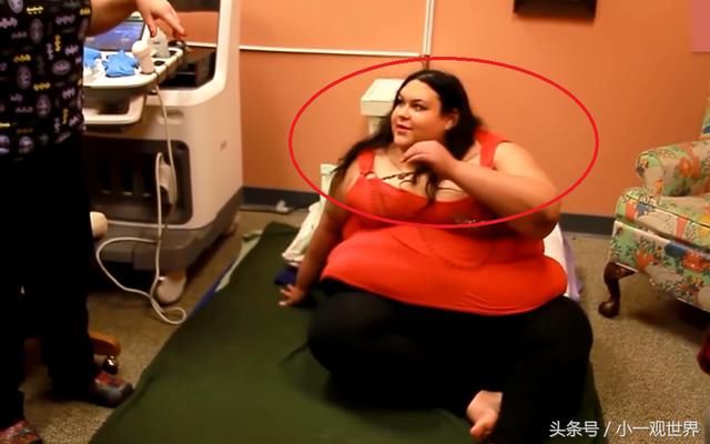 美国女子体重将近1000斤，丈夫因为喜欢看她身材曲线，把她宠上天