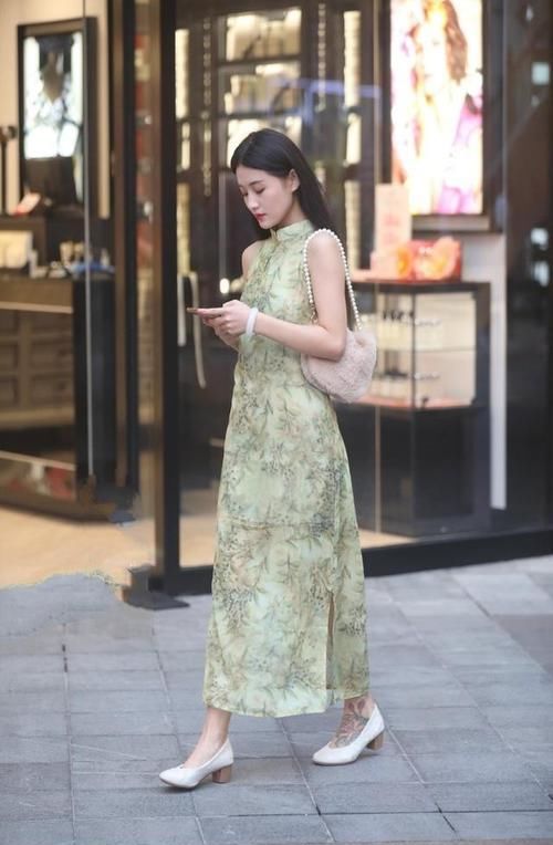  「明白」最潮范儿美搭，绿色衣服应该怎样搭？看到她们的搭配方式你就明白了，难怪自己土
