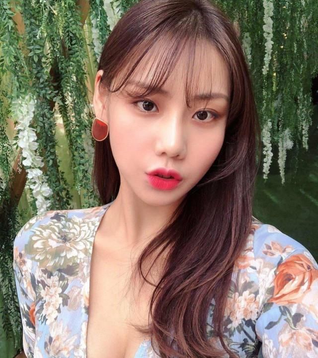 【小姐姐】美景配佳人, 时髦穿着的表姐, 真的就是美不胜收