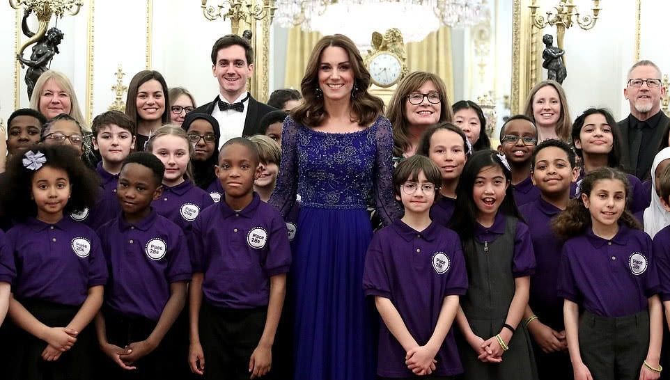  『风采』英国凯特王妃出席活动，一天两次换装，红色和宝蓝色各有风采