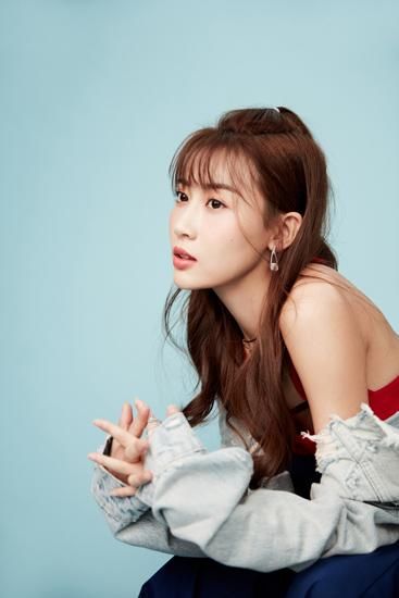 张雅卓夏日写真曝光 神态俏皮尽显芳华