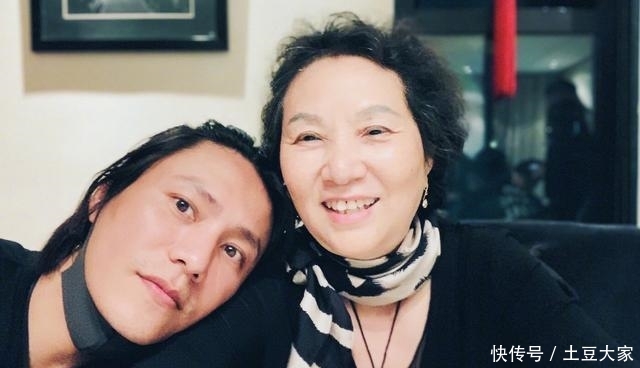  『蓝色』陈坤妈妈近照曝光！年近70依旧时髦，穿蓝色毛衣系波点丝巾太优雅
