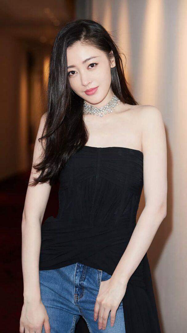 张天爱身穿一字裙 真的是一边英俊一边美