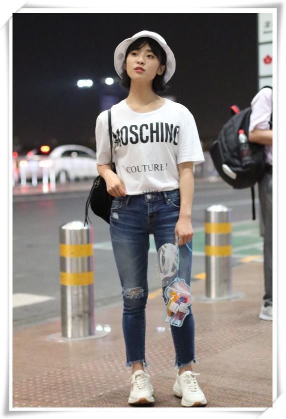 当90斤沈月穿上紧身牛仔裤，网友直呼:辣眼睛!还是换回裙子吧!