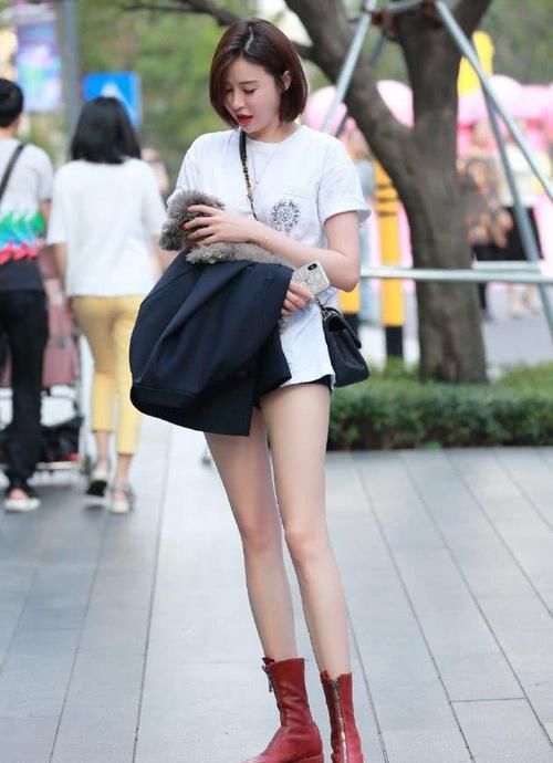  「干脆」街拍：小姐姐棕黄色的短发利落干脆，五官很精致，有点混血感