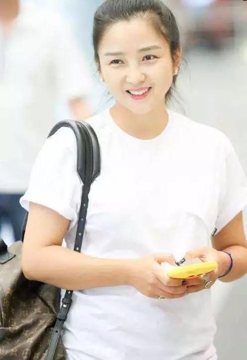 同是T恤配牛仔，何洁像路人，蔡依林像模特！没有对比就没有伤害