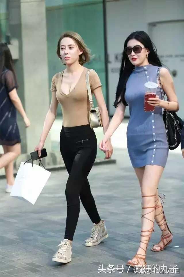 街头遇见两位美女，紧身裤VS包臀裙，究竟谁更有魅力