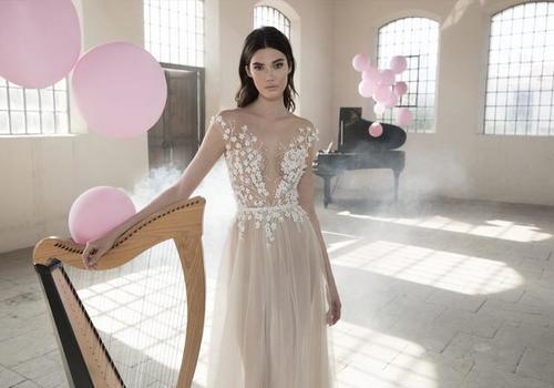 以色列美女时尚摄影大片，欧美超模演绎惊艳奢华婚纱礼服令人惊艳