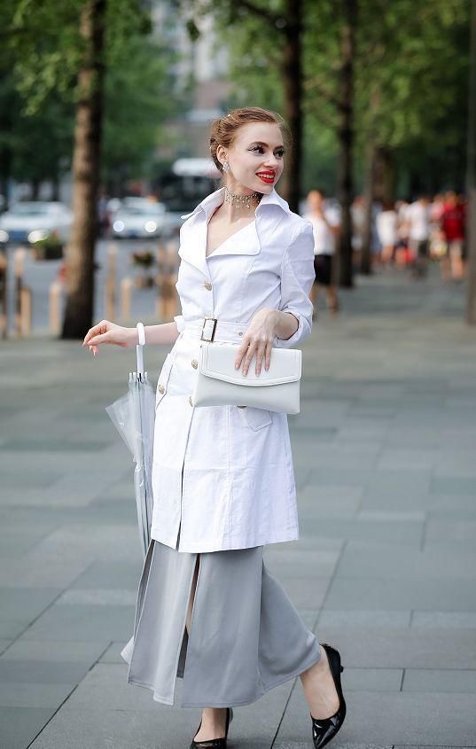 街拍:双胞胎穿“黑纱”上街，秀出腿型，别有一番风情!