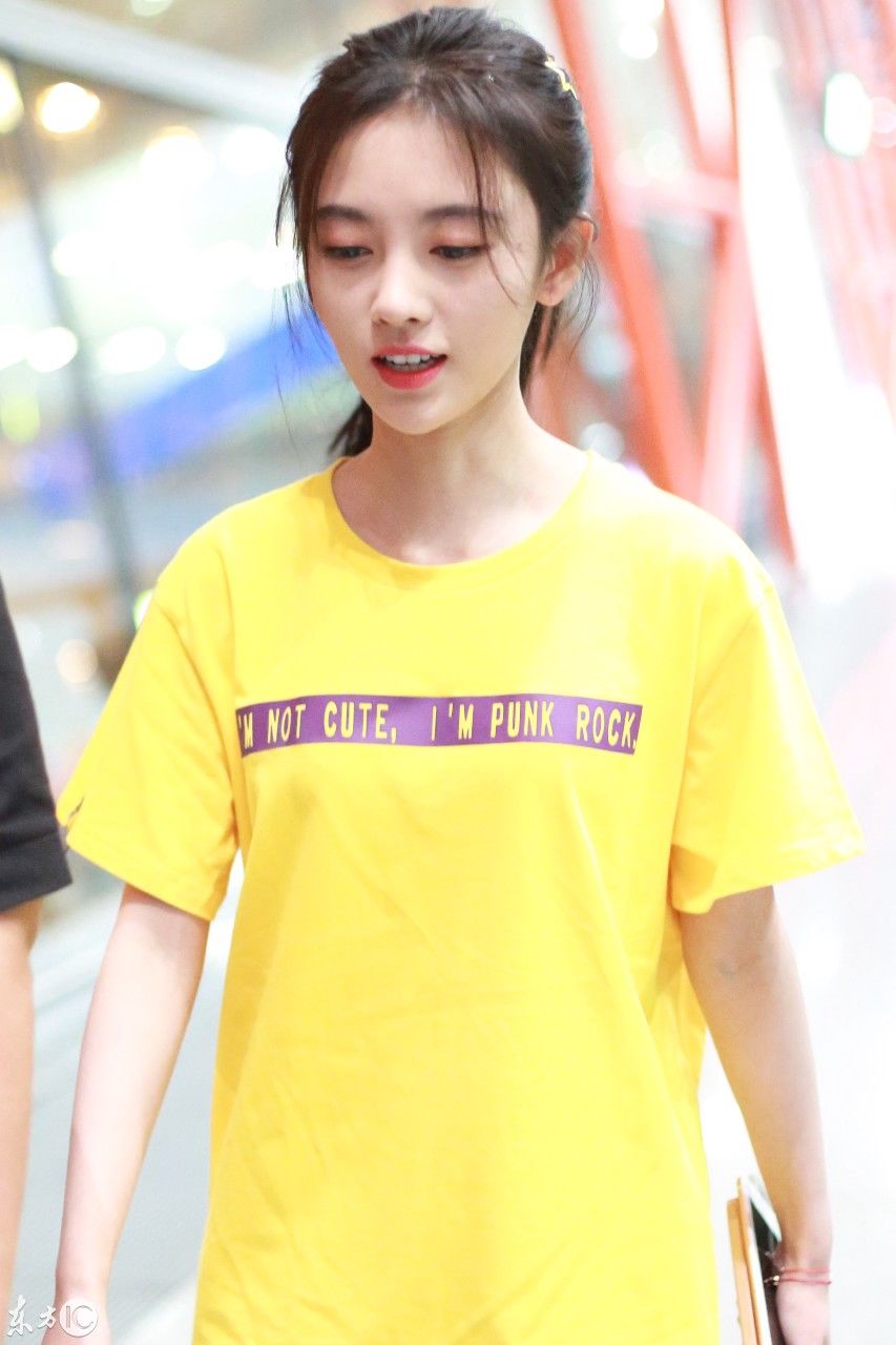 鞠婧祎现身北京机场 身穿时尚T恤搭配短裤大秀美腿