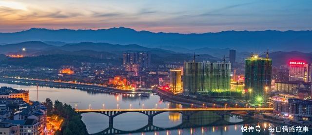 湖南邵阳市一个紧邻市区的县，拥有高铁站，却在40公里外