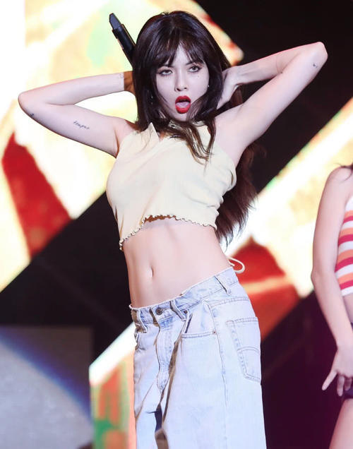 泫雅穿露脐背心这么简单！展示高难度单手脱衣，让女人也疯狂！