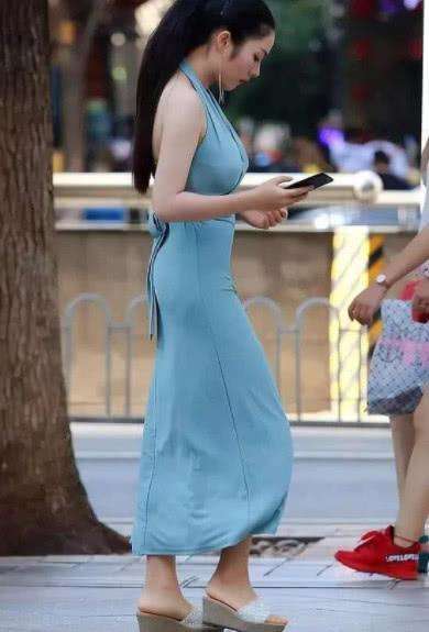 街拍: 丝滑的蓝色长裙, 彰显凹凸有致好身材, 十分提升气质