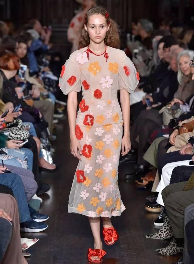  『穿着』只要穿着Simone Rocha，就可以一直做少女哦