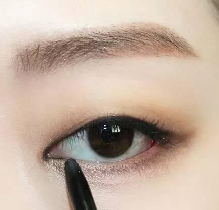  眼影■刘雯在模特界收益都排前八了，还不赶紧来学习她的穿衣风格和妆面？