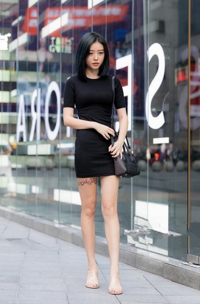 个性■路人街拍,美女内搭一件黑色高腰吊带背心,非常个性