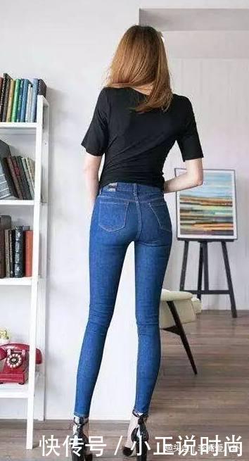 街拍,身材苗条小姐姐穿修身连衣裙勾勒出美好曲线,气质迷人!