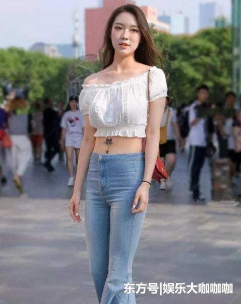  风采■街拍：秋水伊人的美女，一件白色一字肩连衣裙，时尚魅力风采