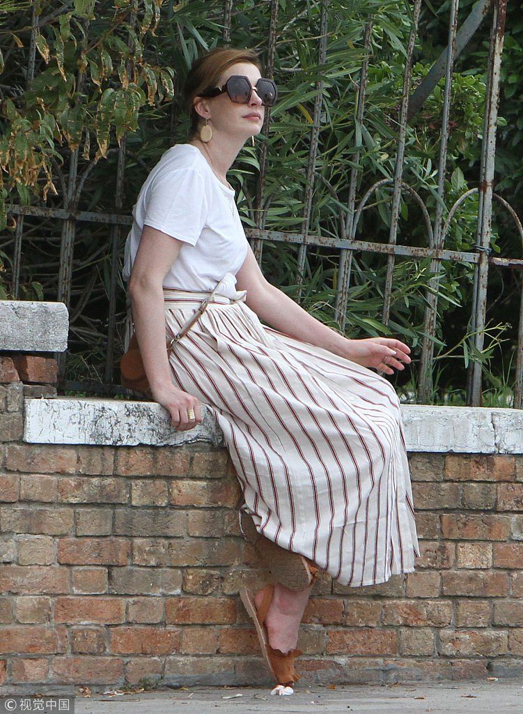 第75届威尼斯:安妮海瑟薇陪女儿摸雕像宠娃十级 坐公园墙头不怕