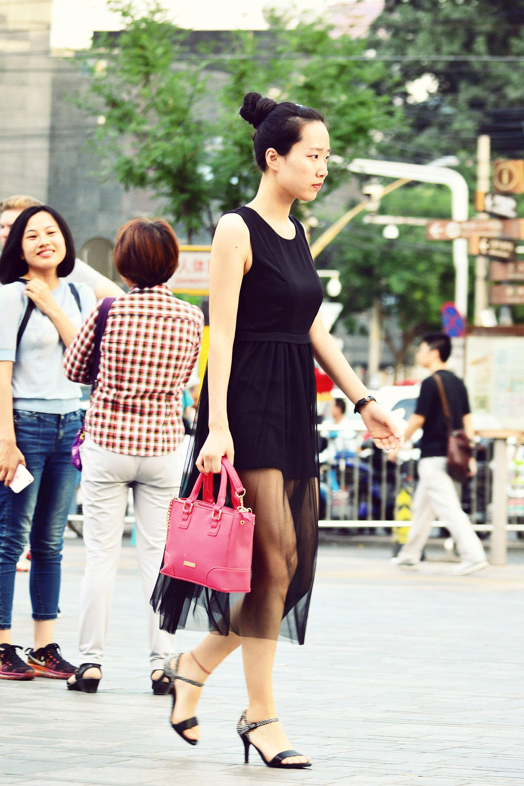 在这个穿高跟鞋逛街的季节里，你会选择怎样的款式呢？