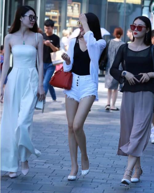 身材高挑的小姐姐，修身的穿搭完美的展现了小姐姐玲珑有致的身材