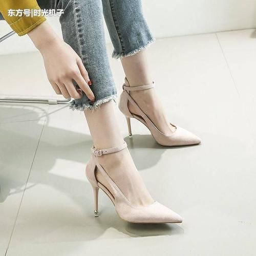 性感的尖头高跟鞋增添气质，让女人的双脚小巧迷人