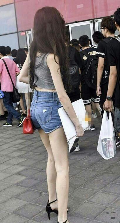 街拍：小姐姐拥有百里挑一的腿型，还要去人才市场面试