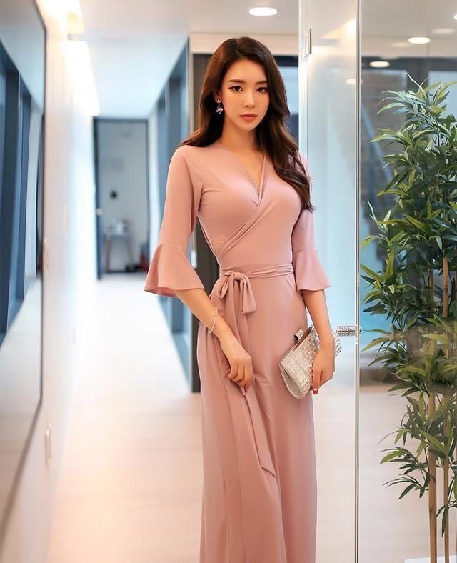 街拍，连衣裙穿的如此淑女有韵味，要数这位女神，让人目不转睛