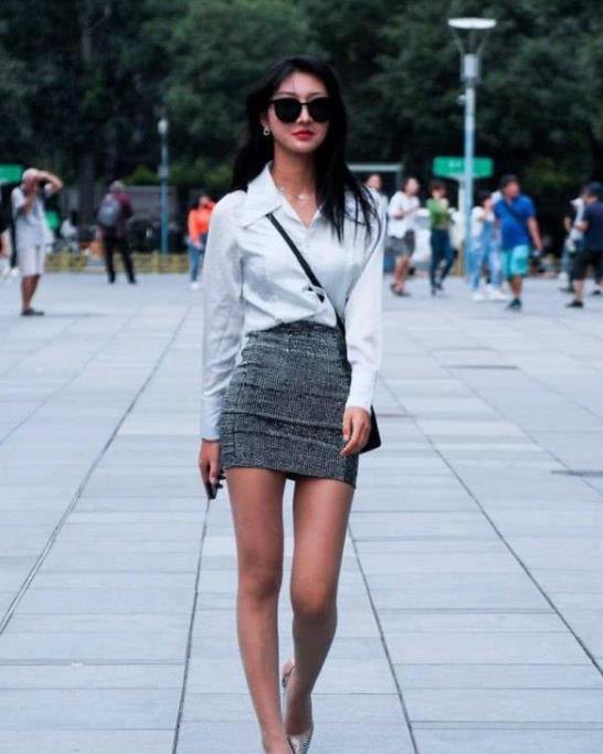  「碎花」街拍：面带微笑的美女，一条碎花连衣裙，时尚唯美好身材