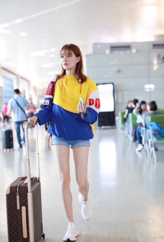徐璐现身某机场,身穿外套加短裤大秀长腿