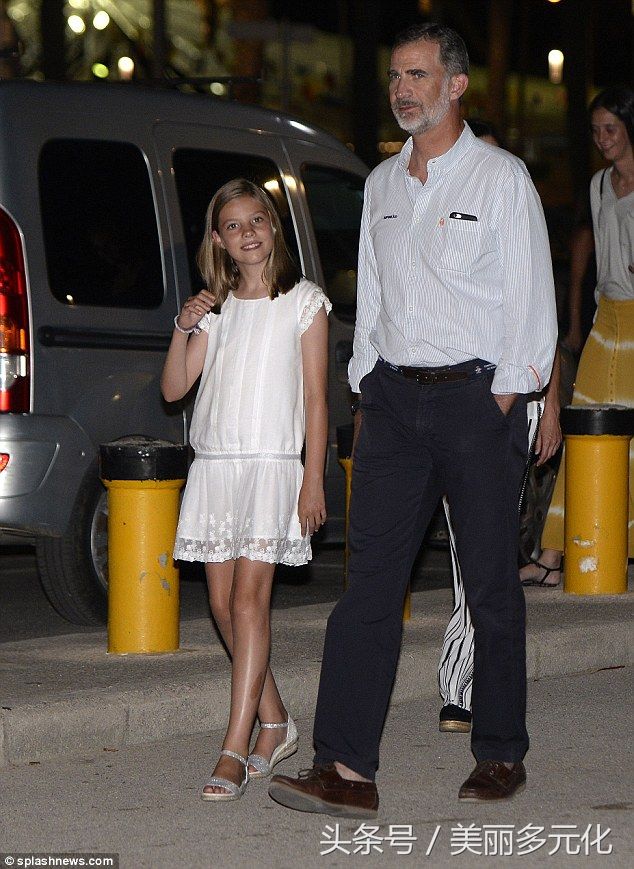 西班牙王后莱蒂齐亚海岛度假，身穿黑白条纹裤，美出新高度!