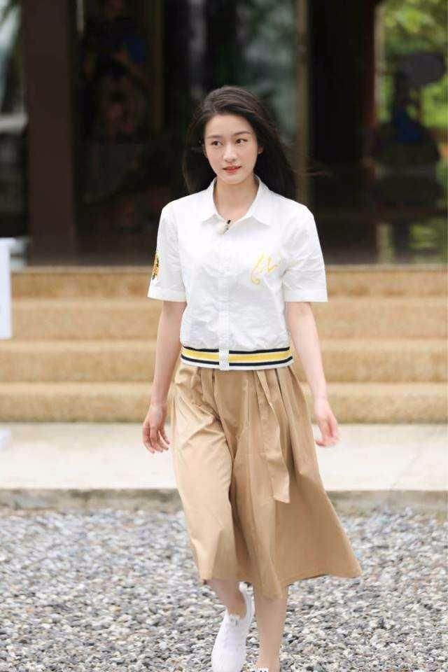 21岁的张雪迎时尚感爆棚,少女感更是满分,完美演绎青春正好时!