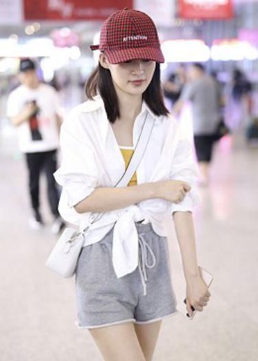 李沁的腿有多细，小号超短裤都穿不满，网友：也就比我胳膊粗点