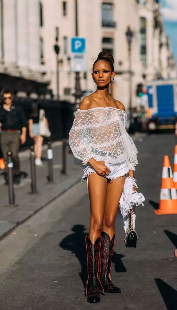 满大街都是牛仔短裤 最显腿长的那条被我找到了！