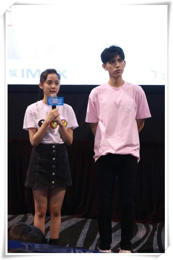 关晓彤和欧阳娜娜同穿短裙，网友：筷子腿还是擎天柱一目了然！