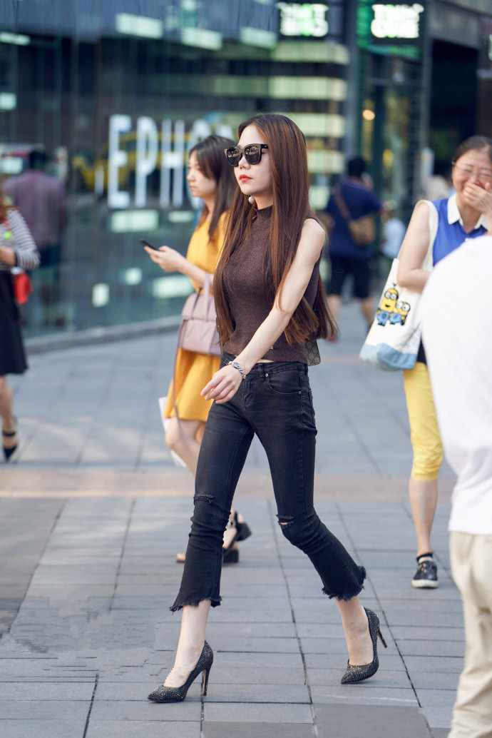 街拍：小姐姐的花色薄纱长裙时尚性感，尽显高挑美丽的身材