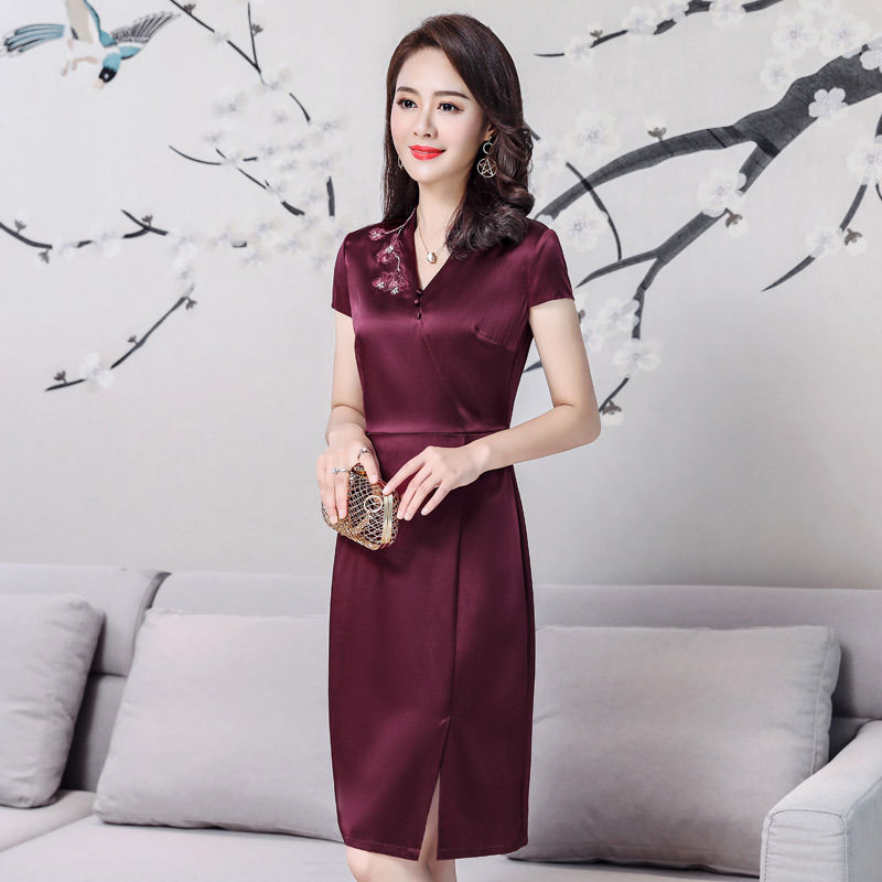 成熟女人穿这种连衣裙原来这么性感，尽显S型曼妙身姿