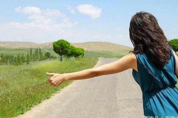 川藏线：背包女在哭泣，为何搭车这么难？老司机说出了原因