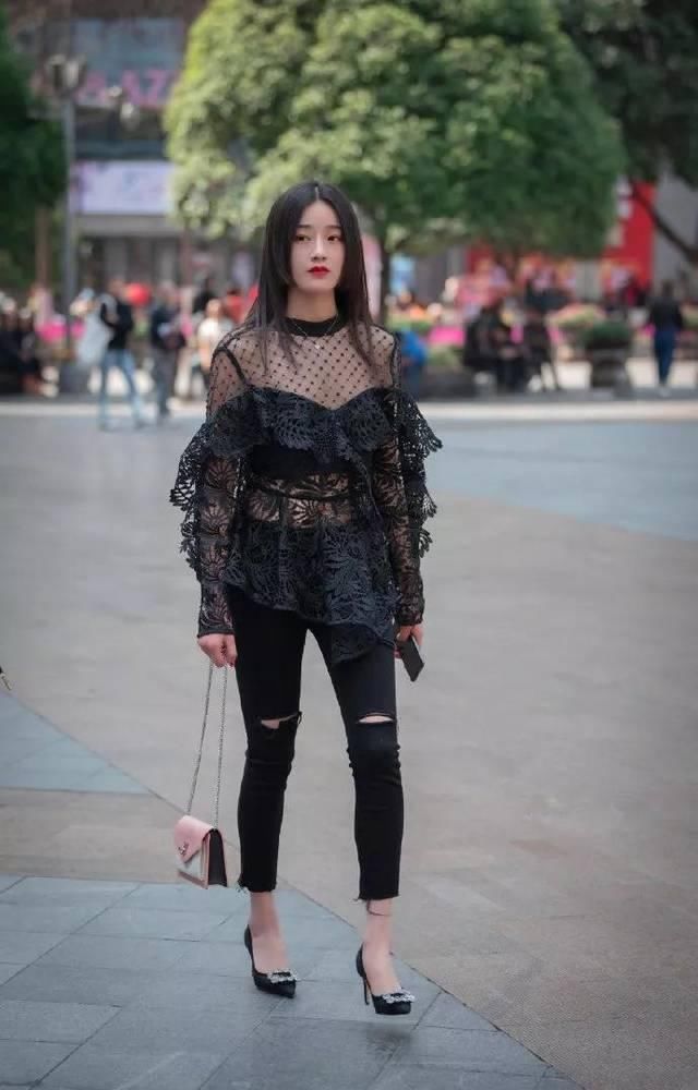  脚上搭配一■高跟鞋搭配包臀连衣裙，妙曼的体态十分诱惑