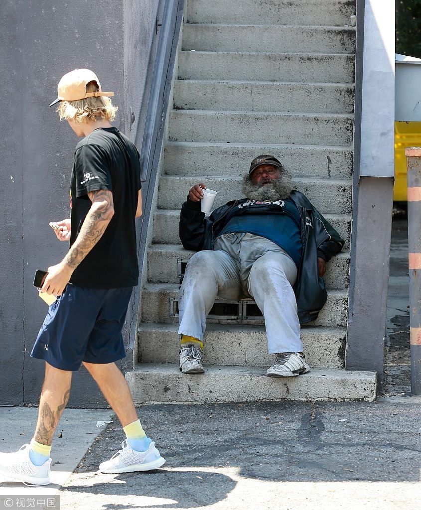 日行一善！比伯遇流浪汉贴心捐钱  满脸爆痘头发凌乱显颓废