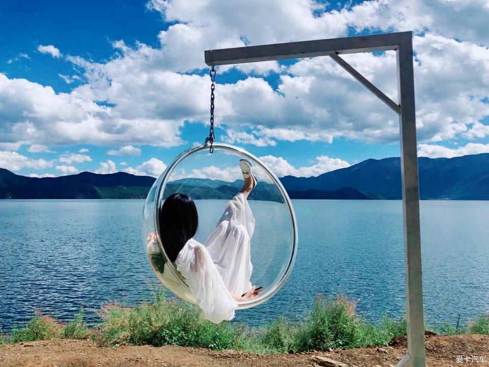  「尽显」【美女当车模】紧身牛仔裤搭配黑色长靴，尽显长腿女神好身材